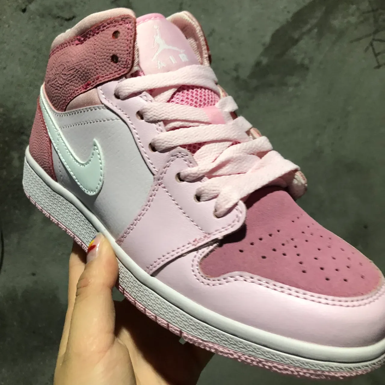 Nike Air Jordan 1 Mid 粉色和白色生活方式运动鞋 8