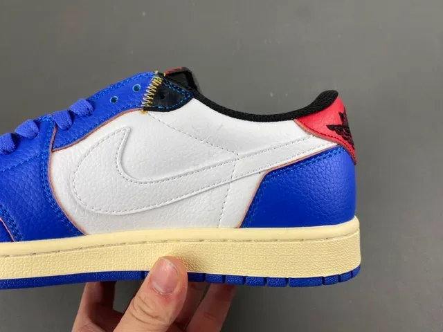 Nike Air Jordan 1 Travis Scott Collaboration Tênis Lifestyle Azul Branco Creme 4