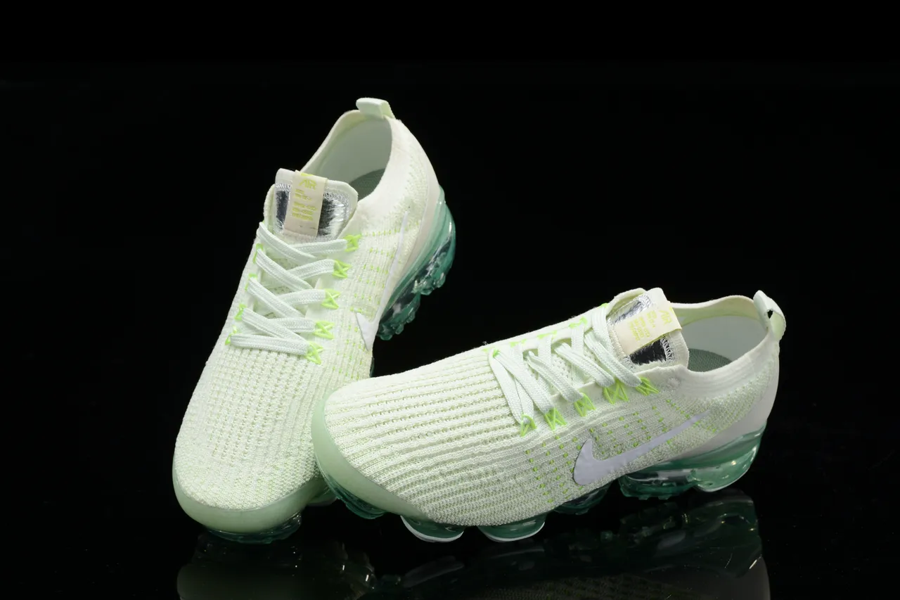 Nike Air VaporMax সাদা এবং নিওন গ্রিন রানিং শু 10