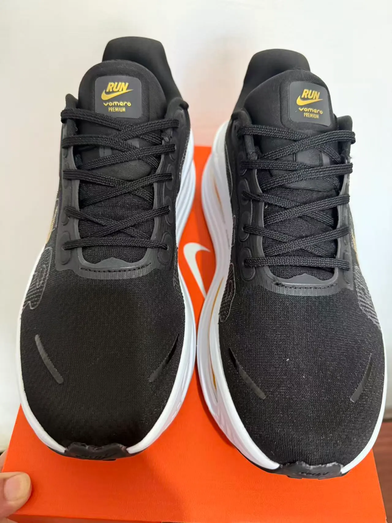 Nike Air Zoom Negro y Oro Knit Upper Perforado Swoosh Zapatos de running 3