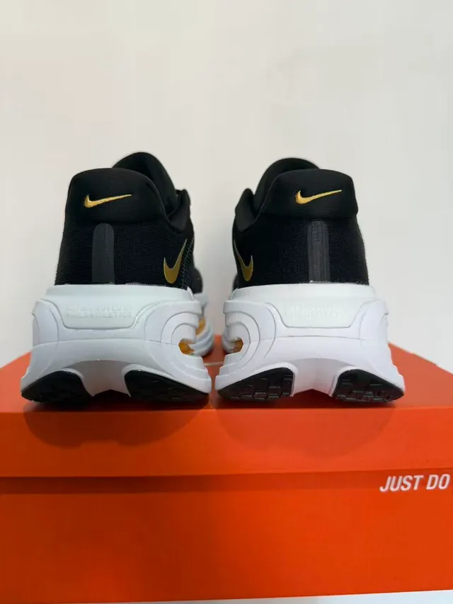 Nike Air Zoom Negro y Oro Knit Upper Perforado Swoosh Zapatos de running 4