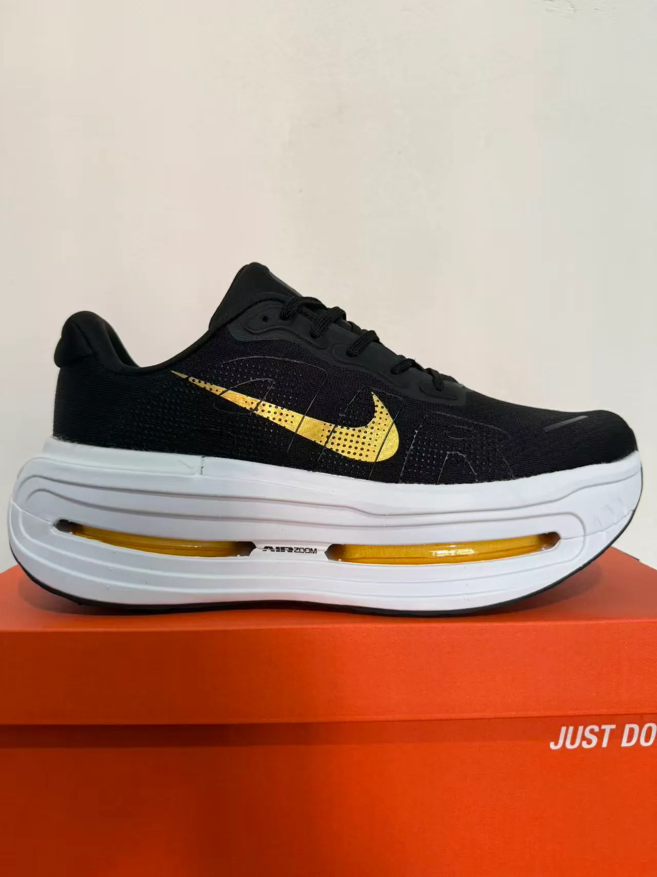 Nike Air Zoom Negro y Oro Knit Upper Perforado Swoosh Zapatos de running 6