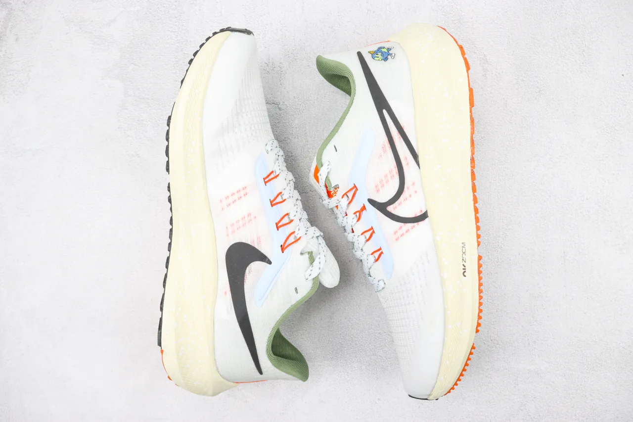 Nike Air Zoom Pegasus أبيض برتقالي علوة شبكية مصممة رغوة متفرقة وسط أحذية جري 2