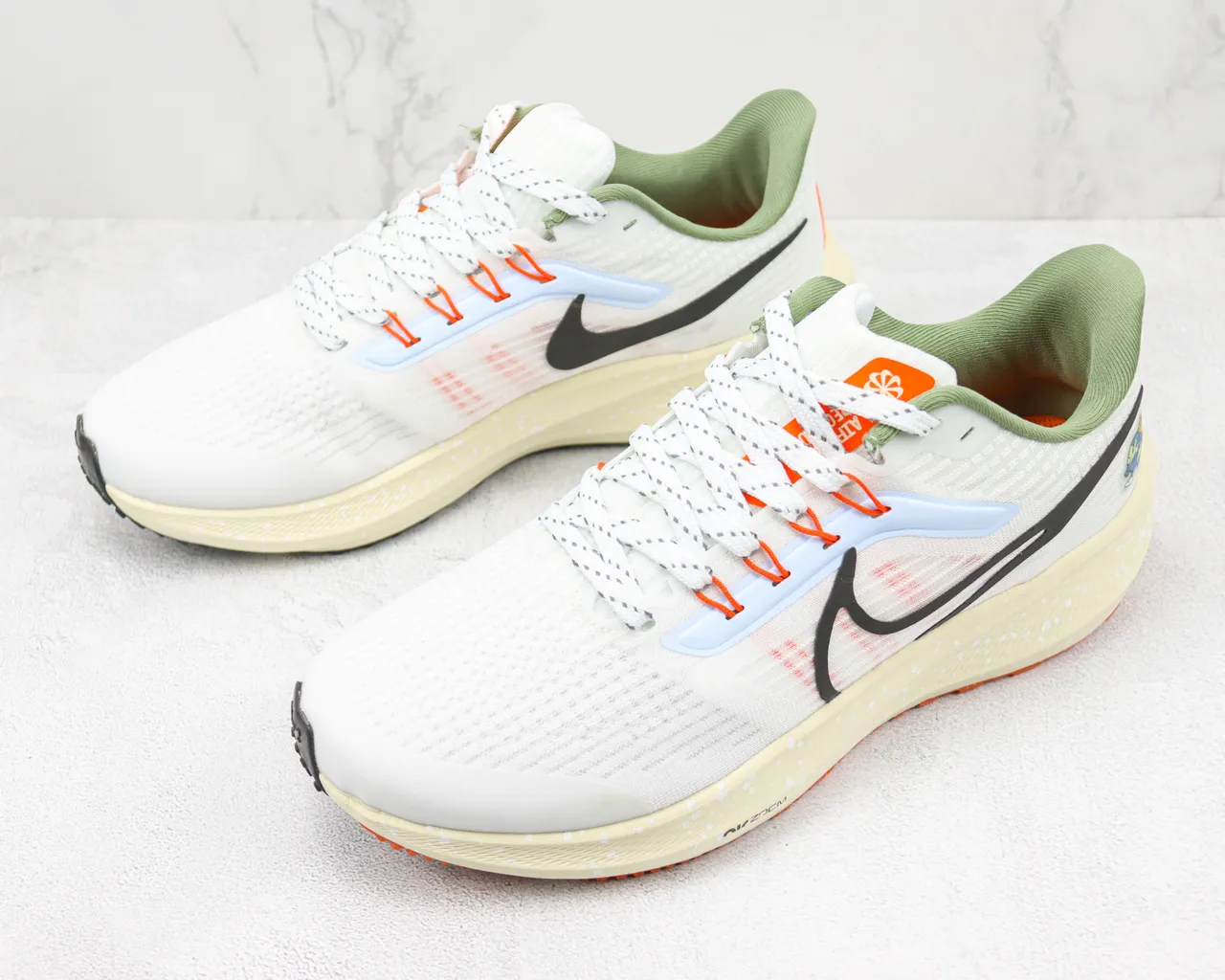 Nike Air Zoom Pegasus أبيض برتقالي علوة شبكية مصممة رغوة متفرقة وسط أحذية جري 4