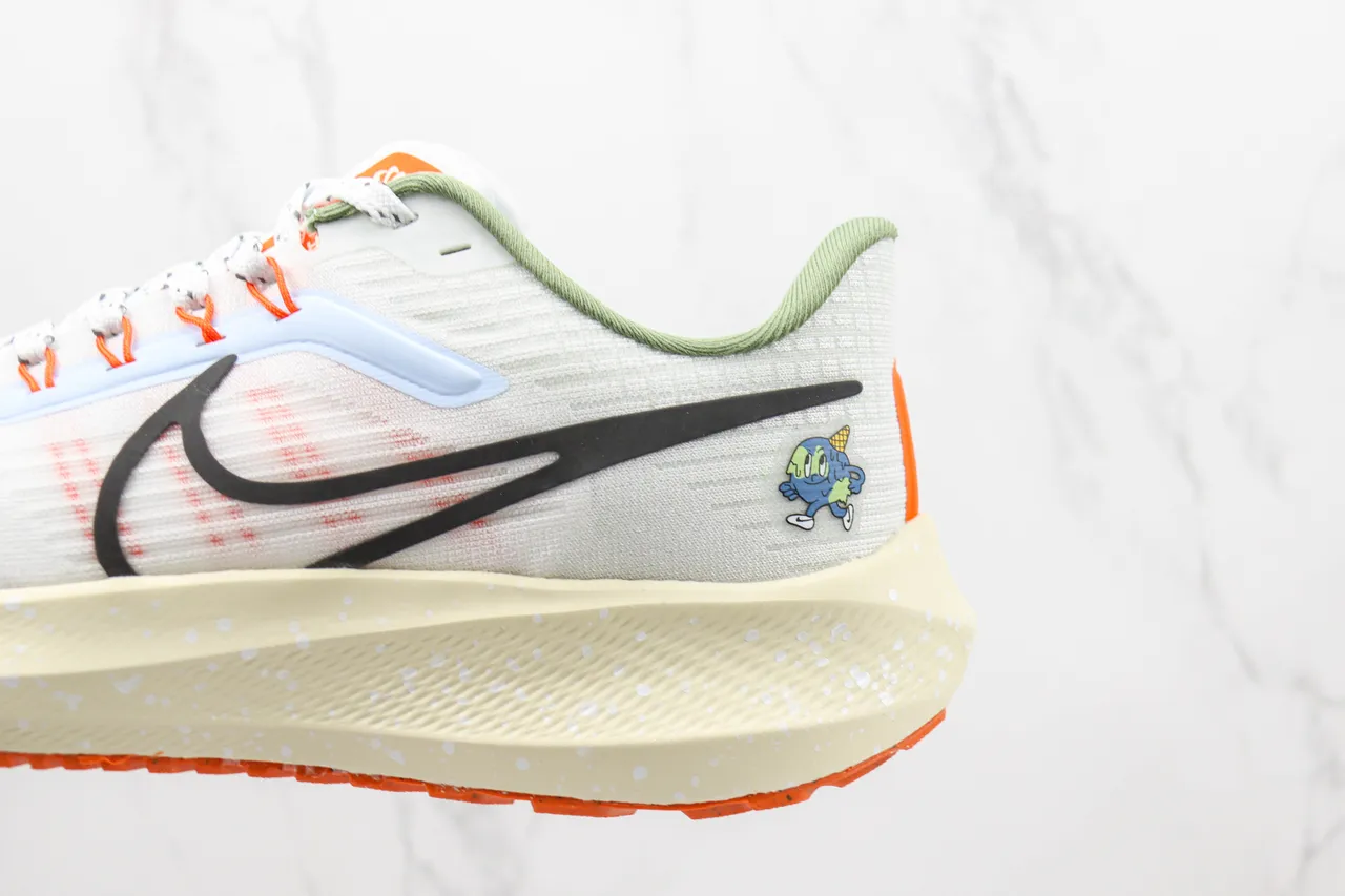 Nike Air Zoom Pegasus أبيض برتقالي علوة شبكية مصممة رغوة متفرقة وسط أحذية جري 7