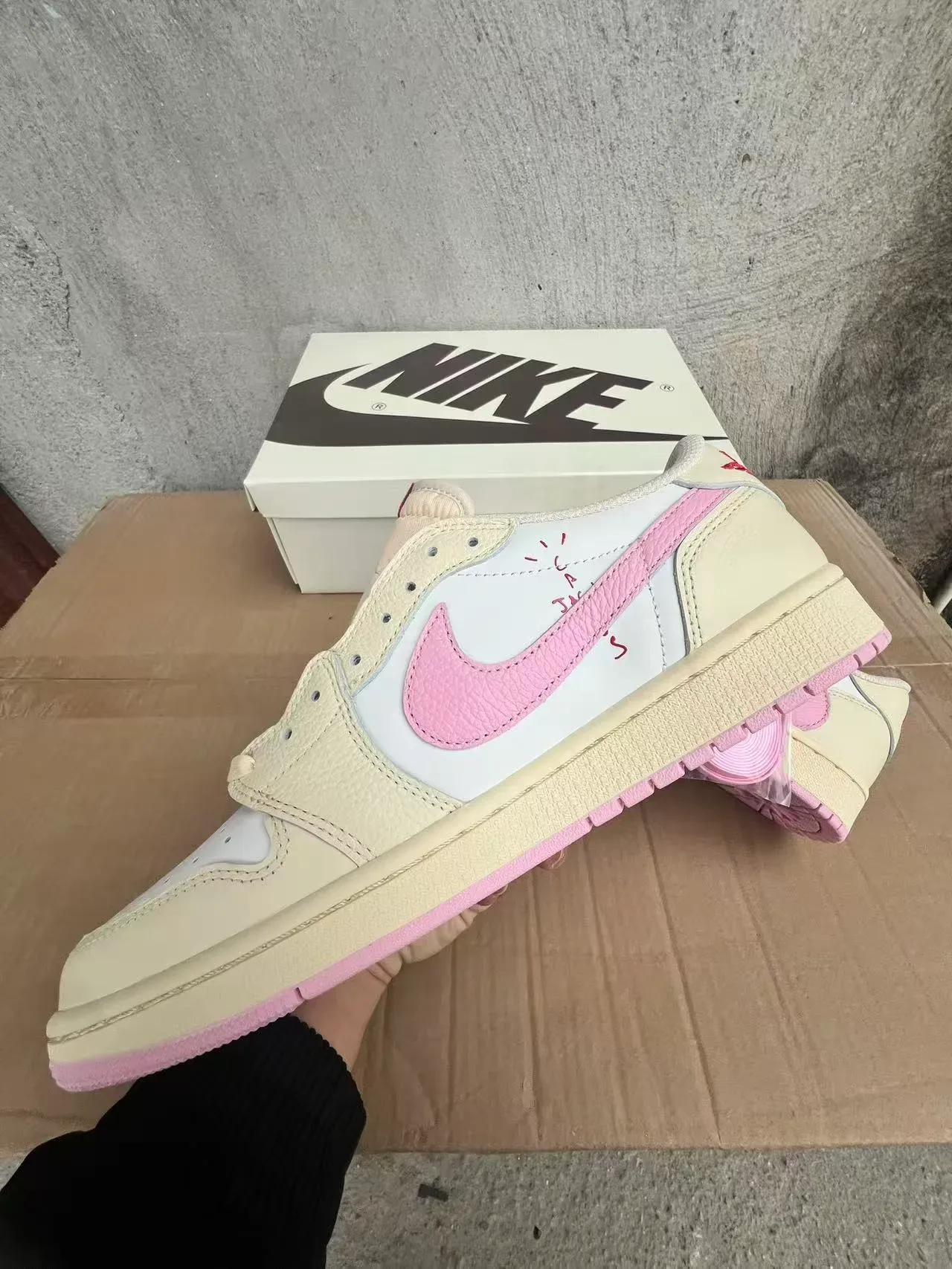 Nike Beige Pink Low-Top Leather-Panelled Sneakers 5