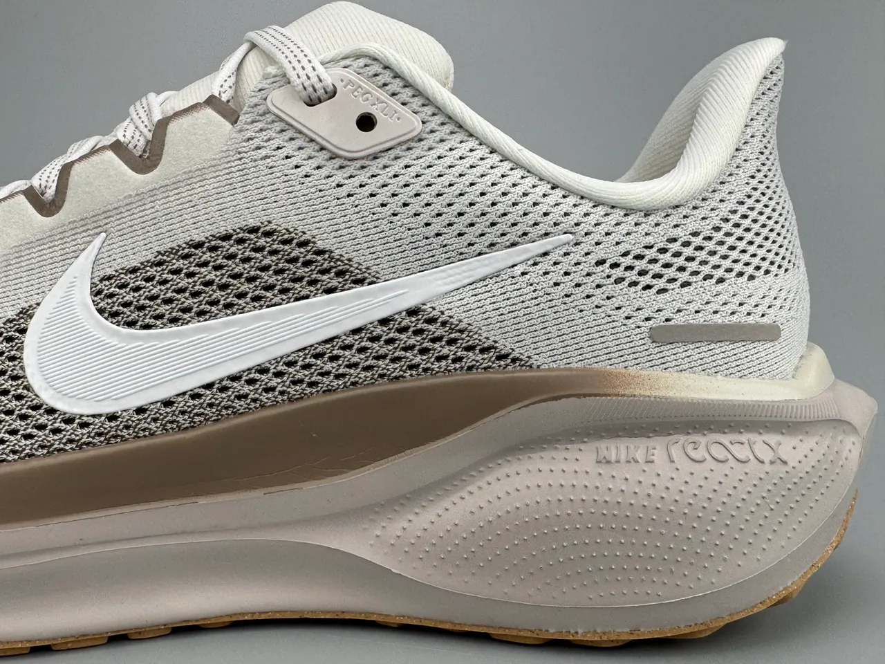 Nike Beige White Engineered Mesh Upper ReactX Midsole Running Shoes 7