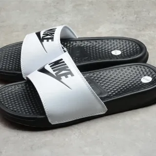 Nike Benassi JDI काला और सफेद चप्पल