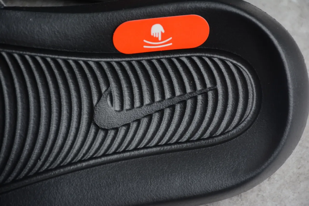 Nike Benassi JDI Sandálias Pretas com Logo Metálico 3