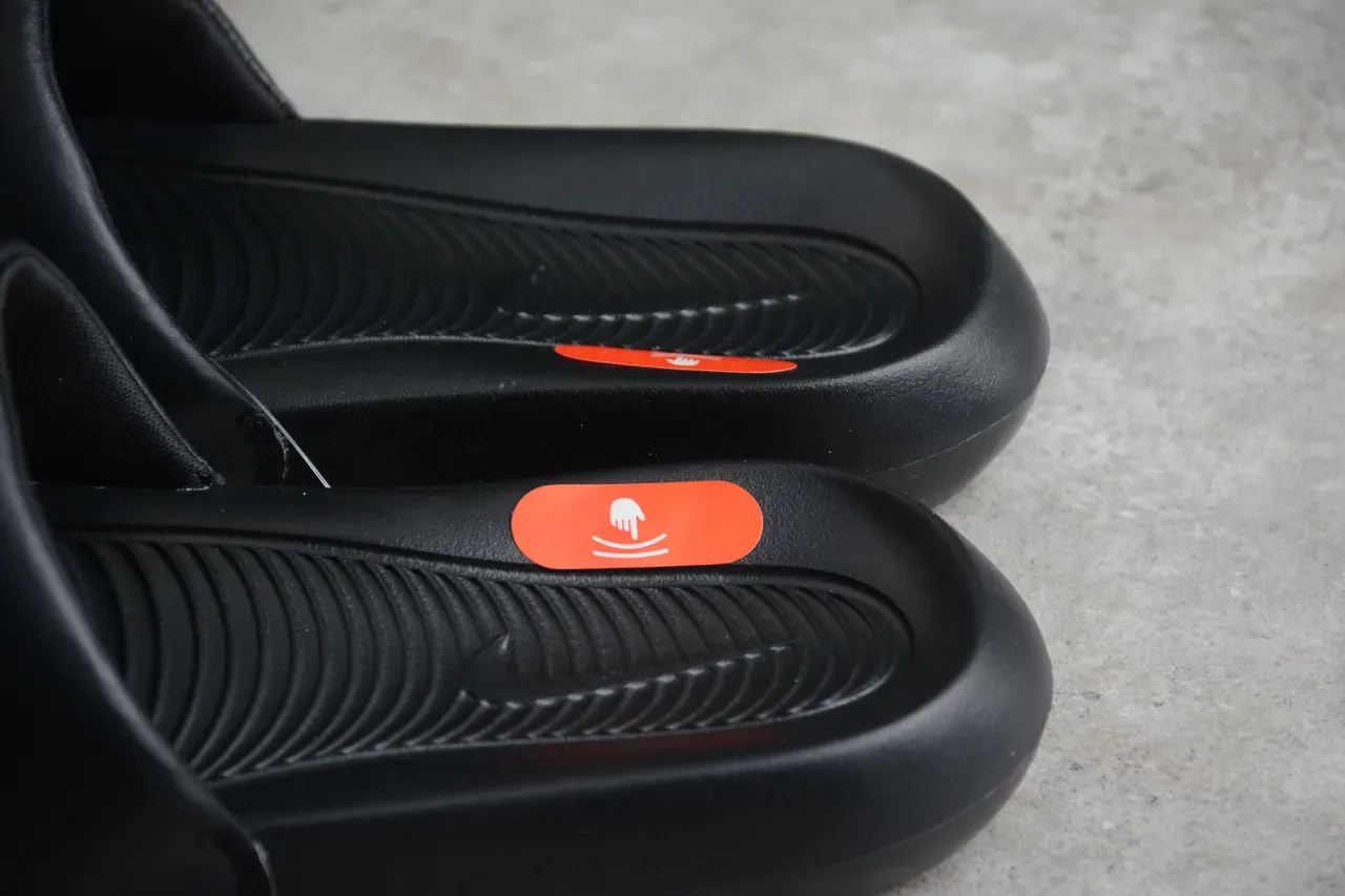 Nike Benassi JDI Sandálias Pretas com Logo Metálico 5