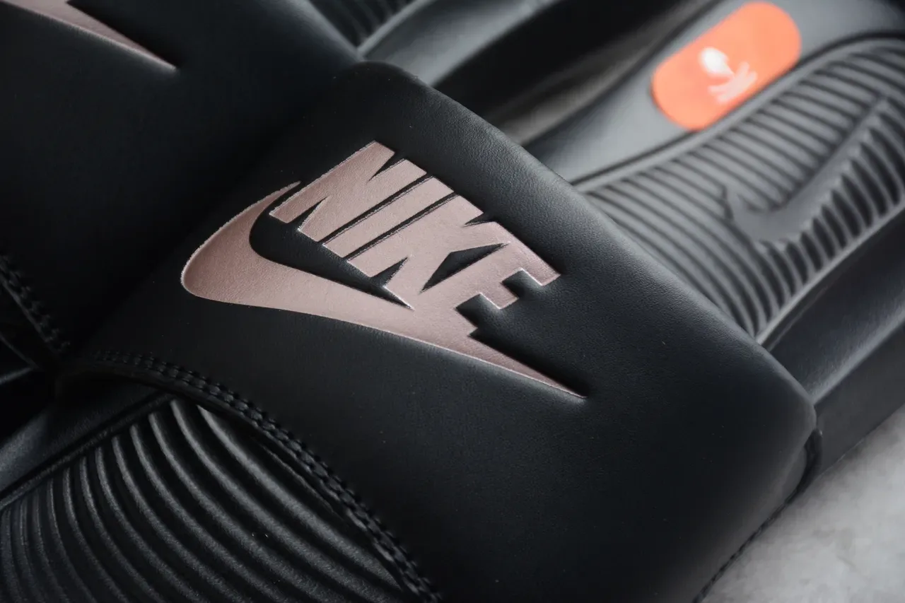 Nike Benassi JDI Sandálias Pretas com Logo Metálico 6