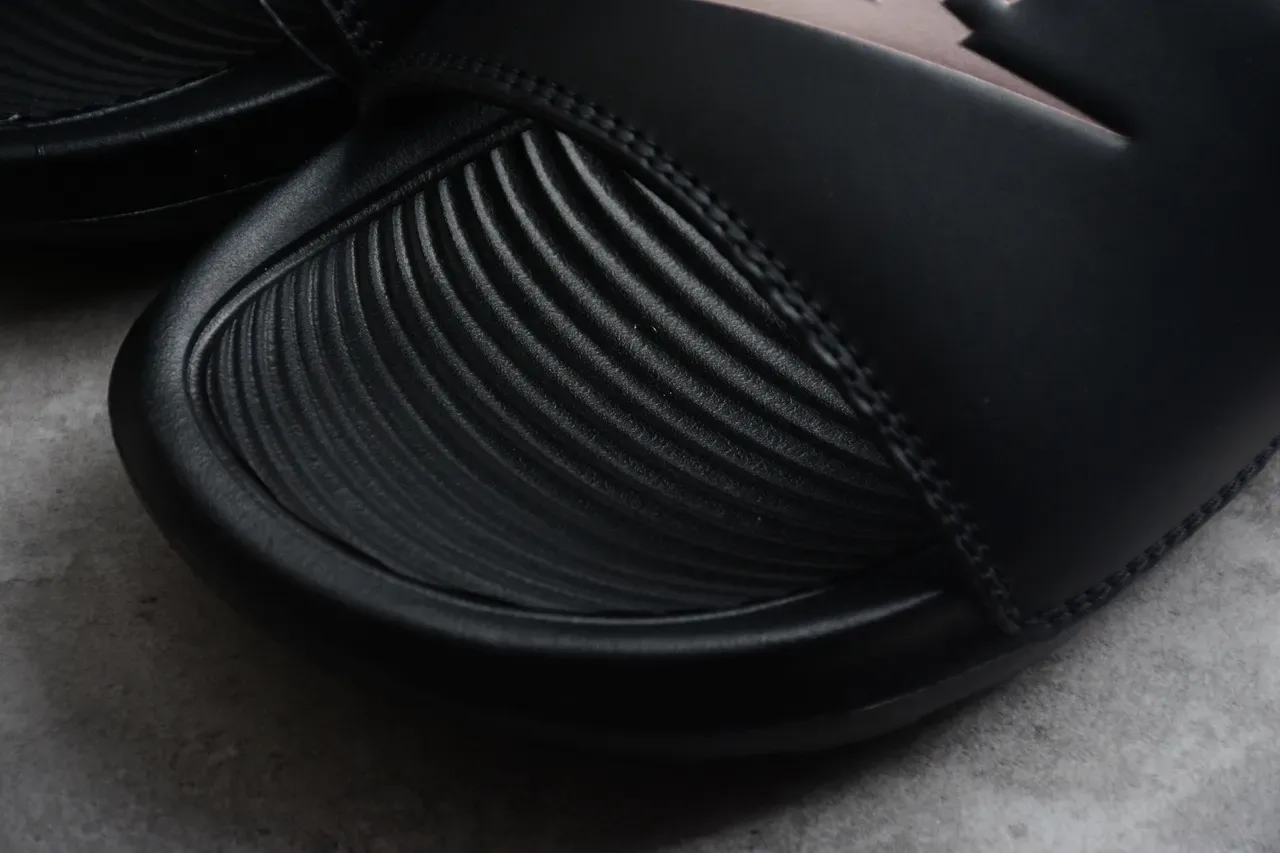 Nike Benassi JDI Sandálias Pretas com Logo Metálico 7