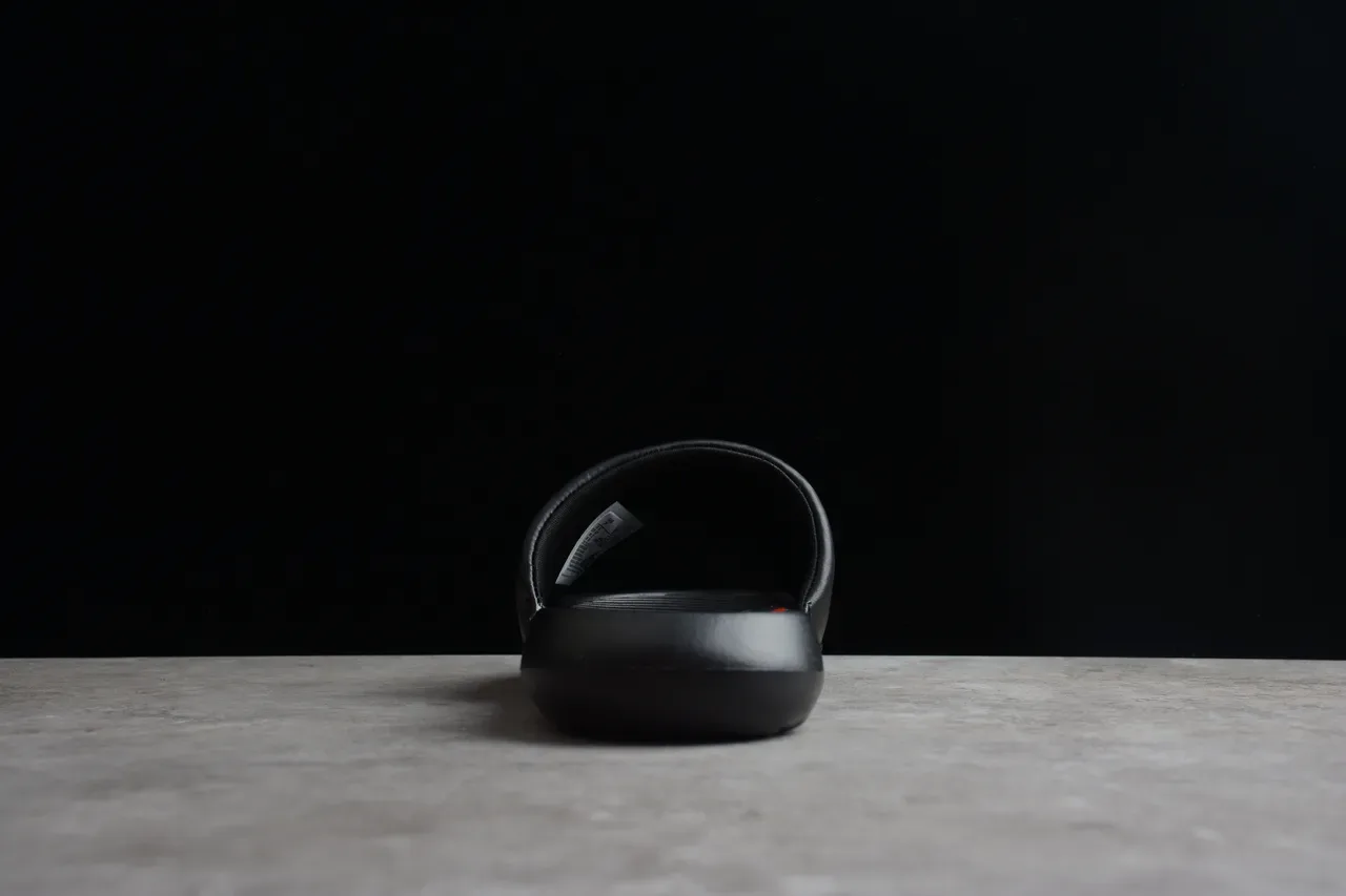 Nike Benassi JDI Sandálias Pretas com Logo Metálico 8