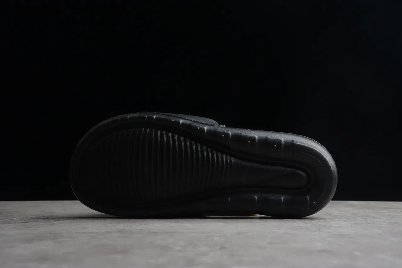 Nike Benassi JDI Sandálias Pretas com Logo Metálico 9