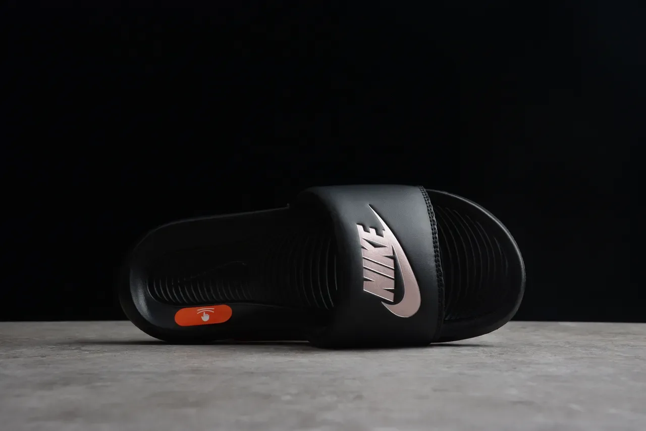 Nike Benassi JDI Sandálias Pretas com Logo Metálico 10