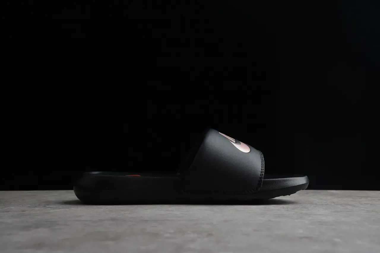 Nike Benassi JDI Sandálias Pretas com Logo Metálico 11