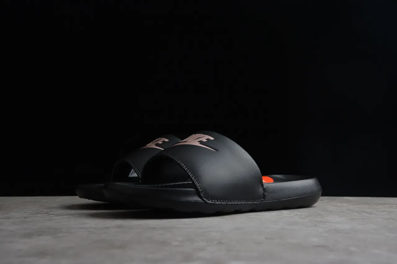 Nike Benassi JDI Sandálias Pretas com Logo Metálico 12