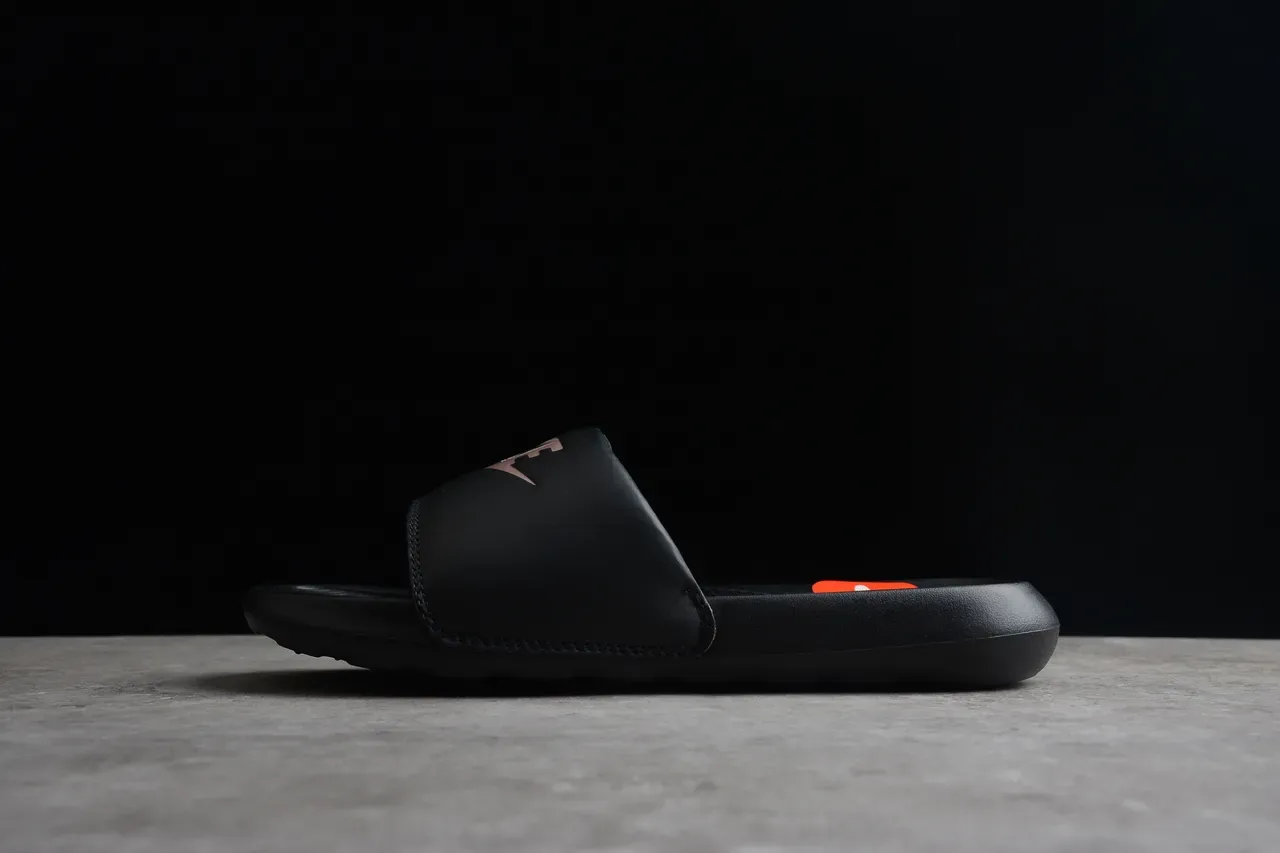 Nike Benassi JDI Sandálias Pretas com Logo Metálico 13