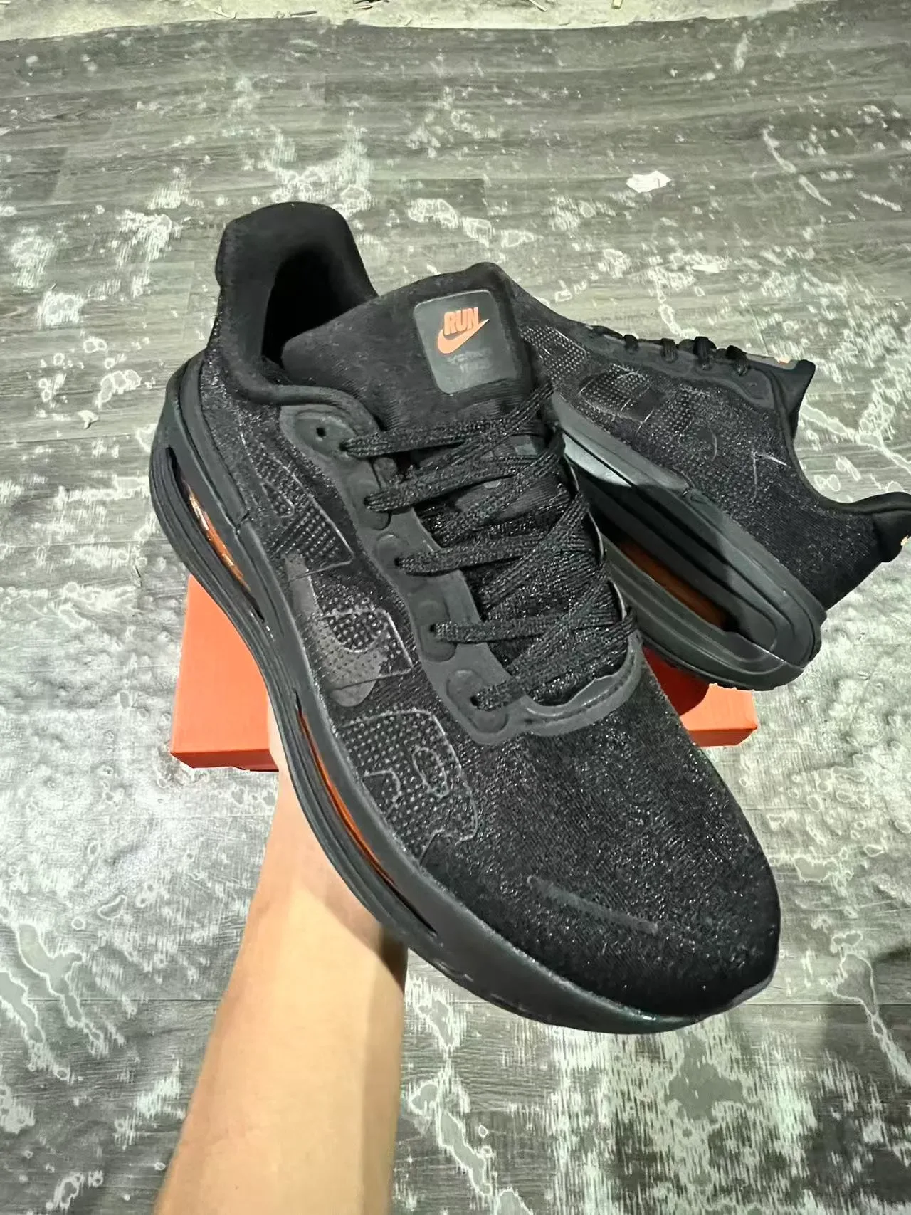 Nike Tênis Lifestyle Preto e Laranja com upper de malha Air Zoom exposto 2