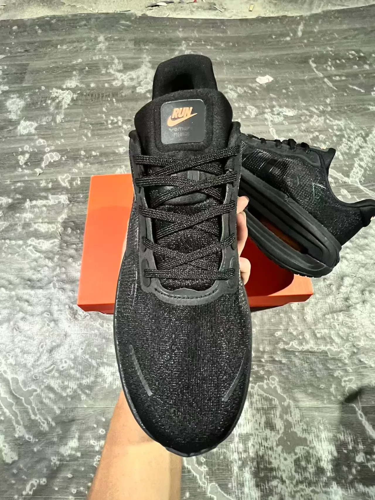 Nike Tênis Lifestyle Preto e Laranja com upper de malha Air Zoom exposto 3