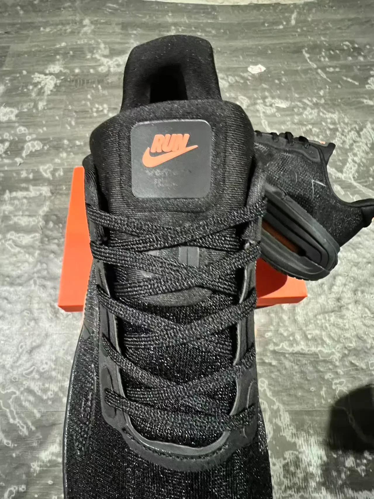 Nike Tênis Lifestyle Preto e Laranja com upper de malha Air Zoom exposto 4