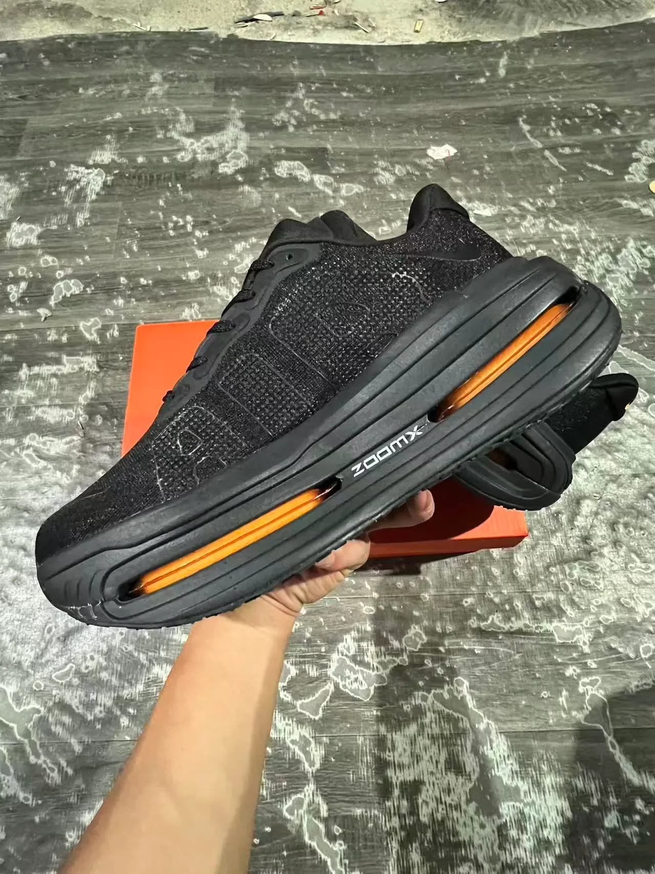 Nike Tênis Lifestyle Preto e Laranja com upper de malha Air Zoom exposto 5