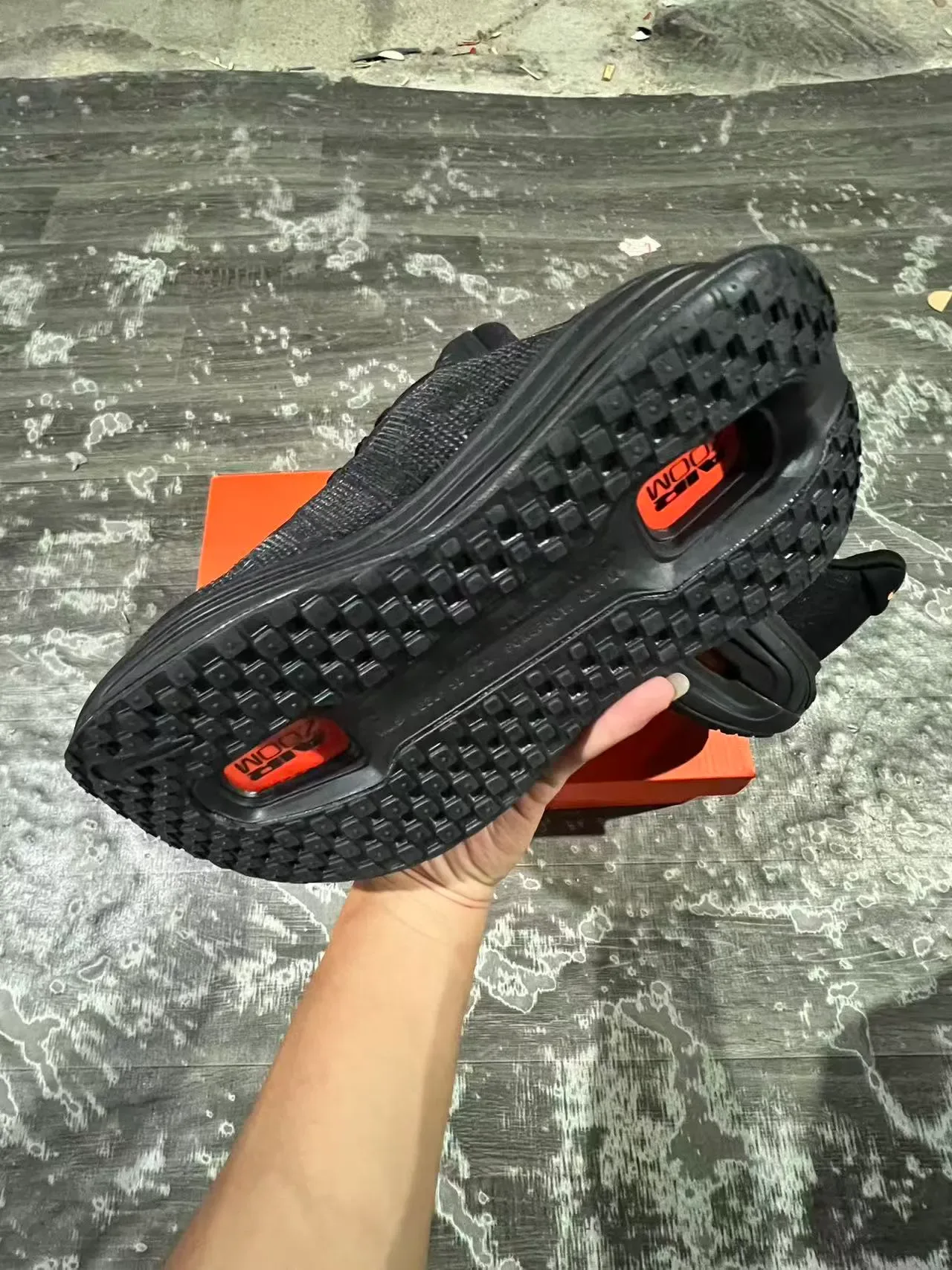 Nike Tênis Lifestyle Preto e Laranja com upper de malha Air Zoom exposto 6