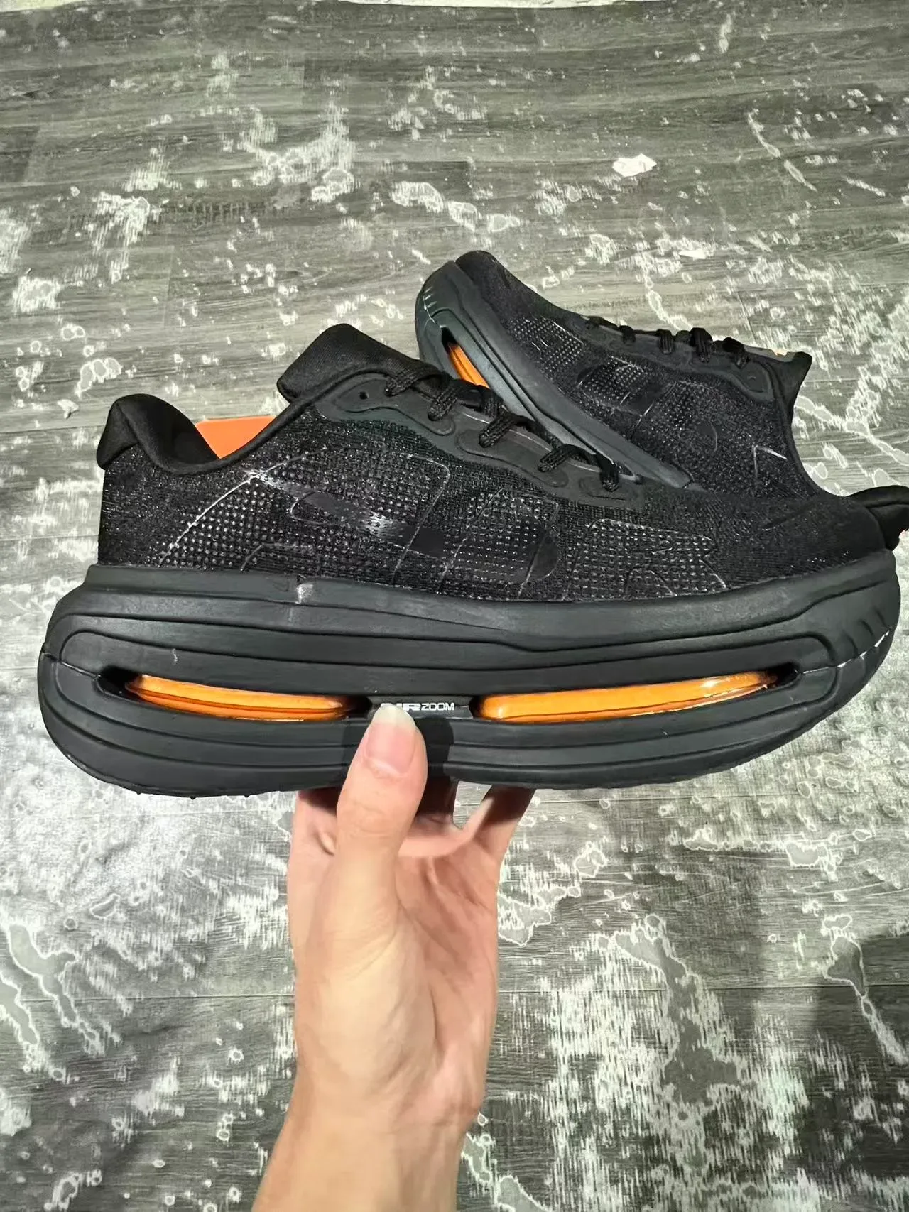 Nike Tênis Lifestyle Preto e Laranja com upper de malha Air Zoom exposto 7