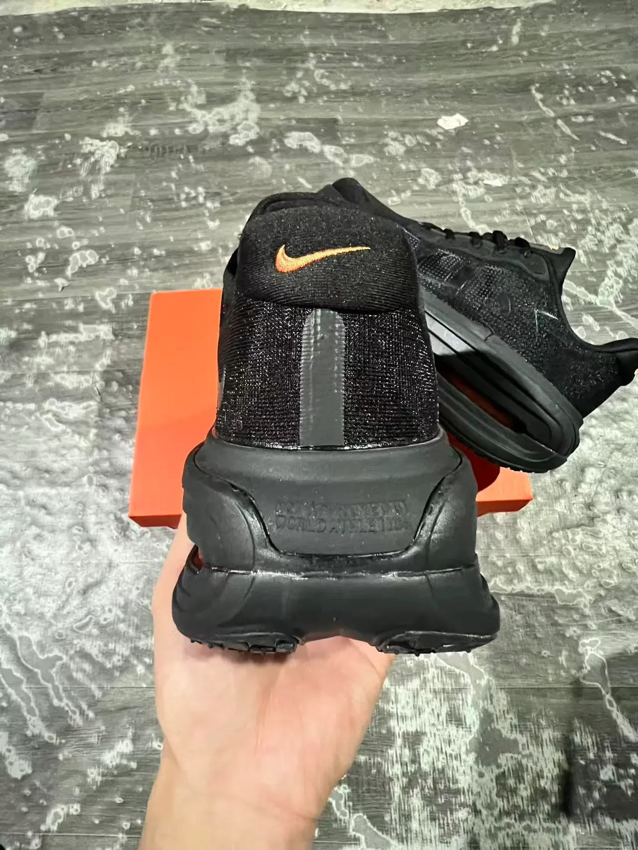 Nike Tênis Lifestyle Preto e Laranja com upper de malha Air Zoom exposto 8