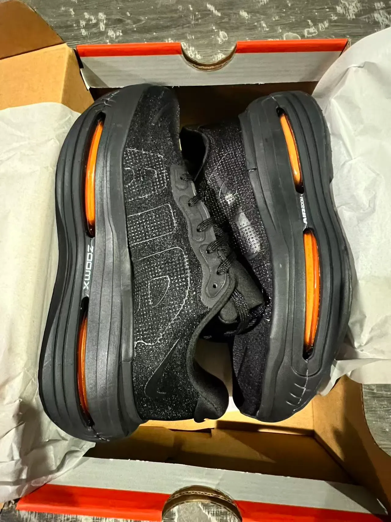 Nike Tênis Lifestyle Preto e Laranja com upper de malha Air Zoom exposto 9