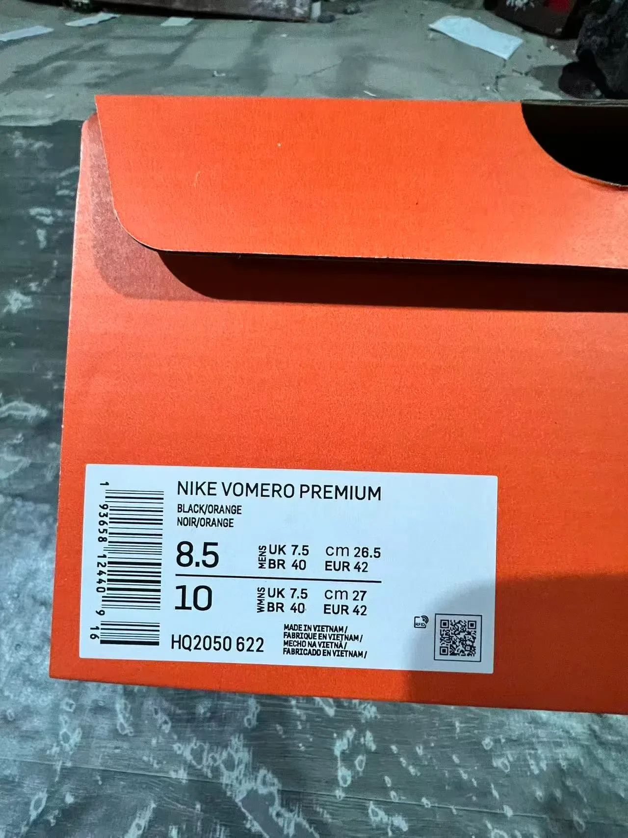 Nike Tênis Lifestyle Preto e Laranja com upper de malha Air Zoom exposto 10