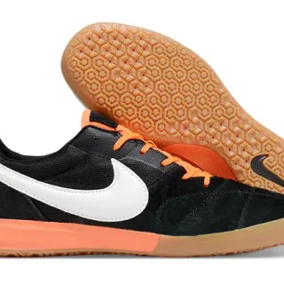 Nike Chaussures de football indoor en suède et maille noir et orange basses