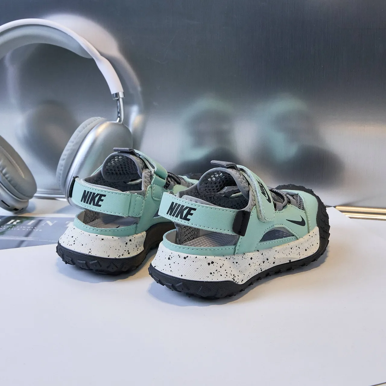 Nike 黑色白色 可调节魔术贴带 网面 休闲凉鞋 14