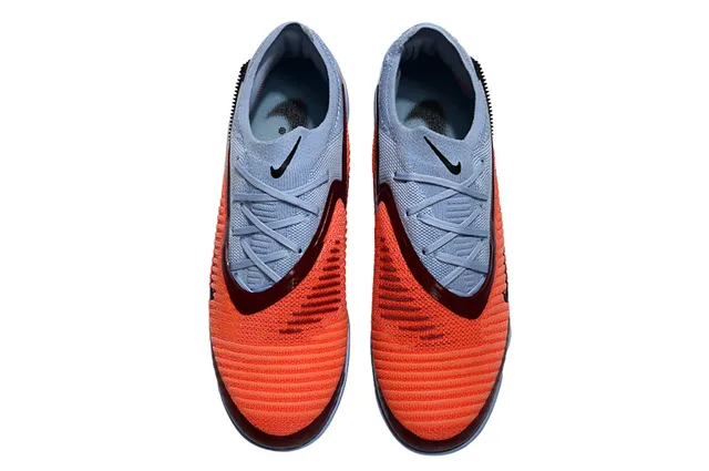 Nike أحذية كرة القدم للعشب الاصطناعي باللونين الأزرق والبرتقالي منخفضة القطع مع الجزء العلوي المحبوك وتغطية القفص الصناعي 2