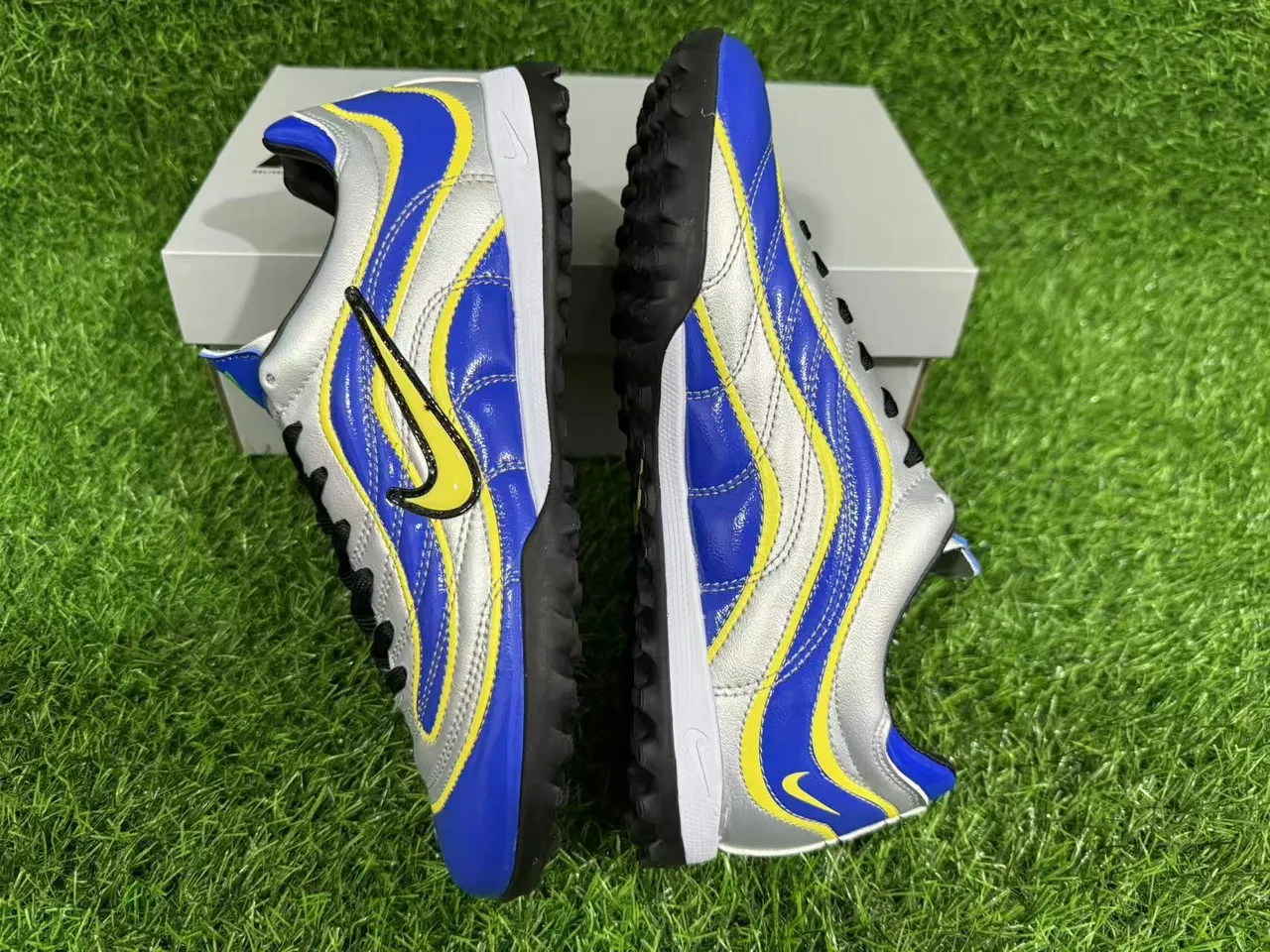 Nike Tênis de futebol turf azul prata corte baixo com cadarço sintético sobreposições de onda 2