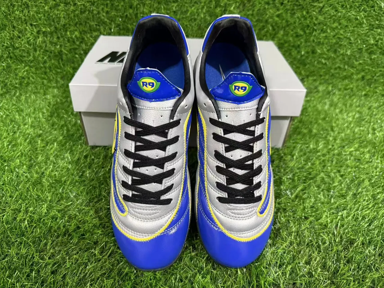 Nike Tênis de futebol turf azul prata corte baixo com cadarço sintético sobreposições de onda 3