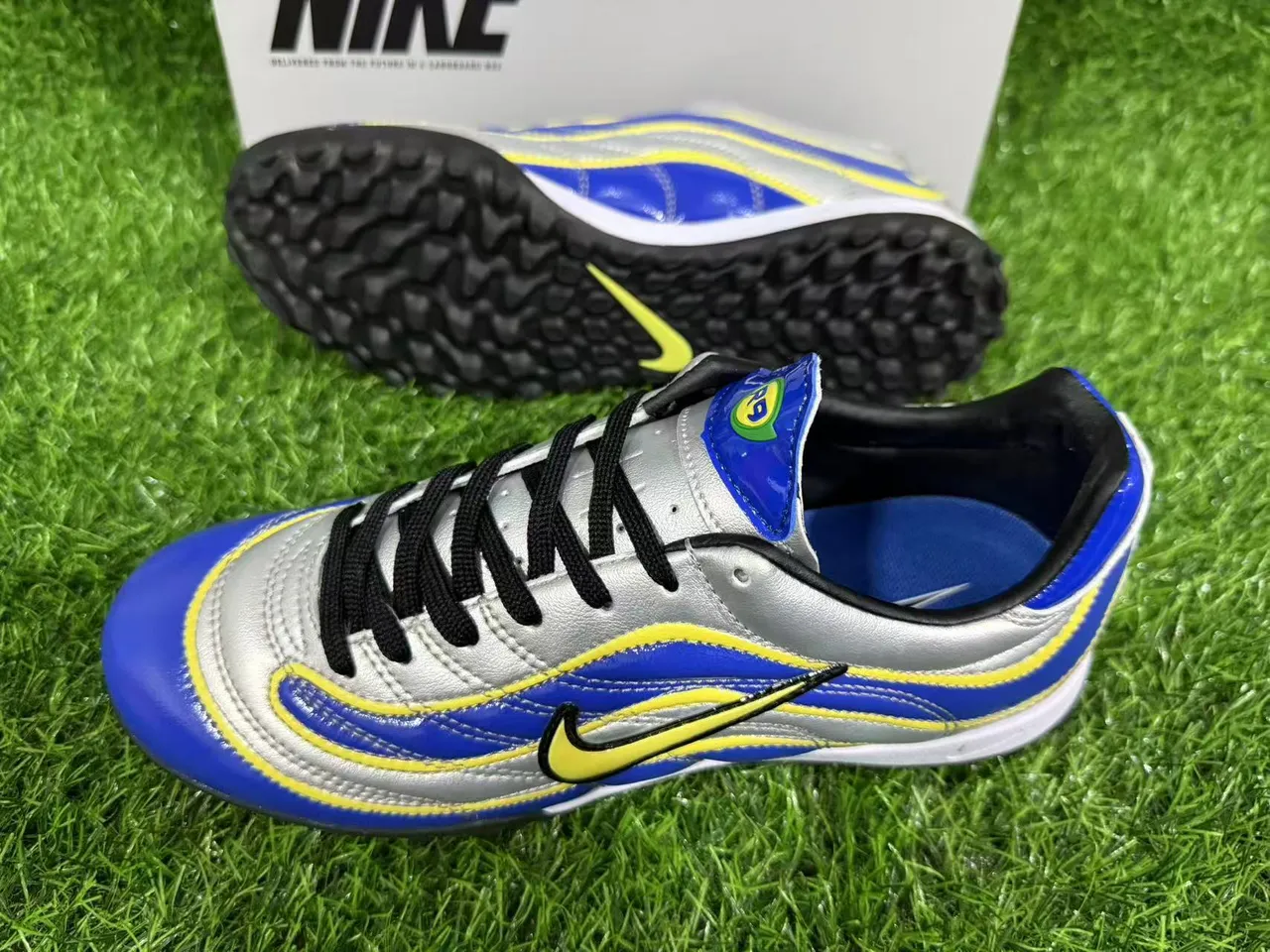 Nike Tênis de futebol turf azul prata corte baixo com cadarço sintético sobreposições de onda 4