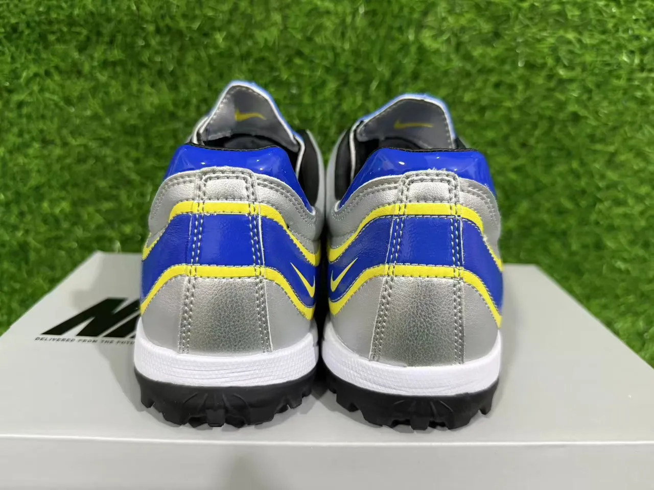 Nike Tênis de futebol turf azul prata corte baixo com cadarço sintético sobreposições de onda 6