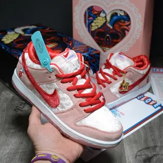 Nike Dunk Low حذاء أسلوب حياة وردي وأحمر مخمل
