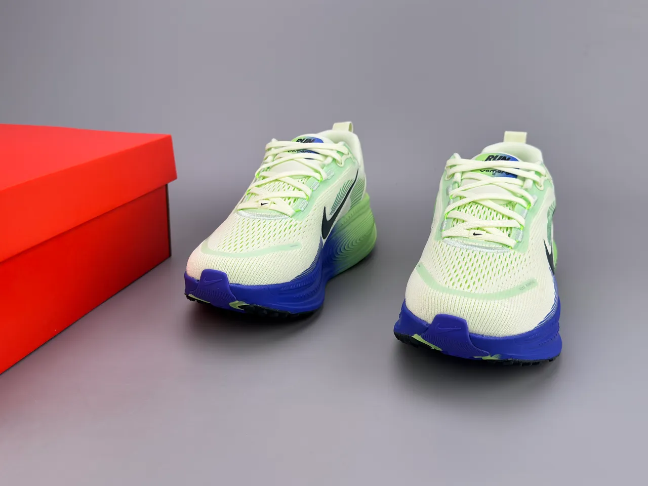 Nike Zapatillas de running con upper de knit engineered en verde azul con midsole gradient 3