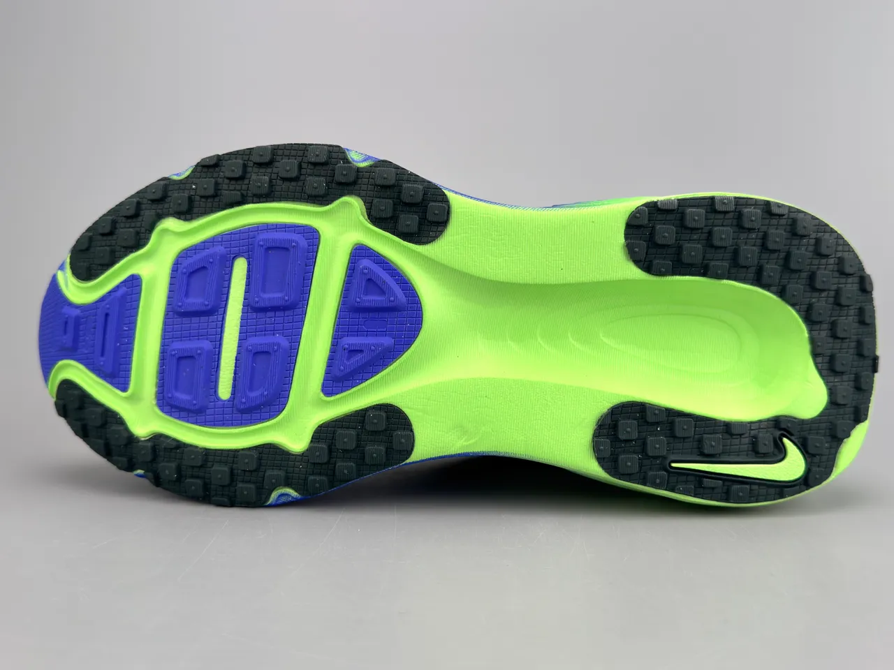 Nike Zapatillas de running con upper de knit engineered en verde azul con midsole gradient 8