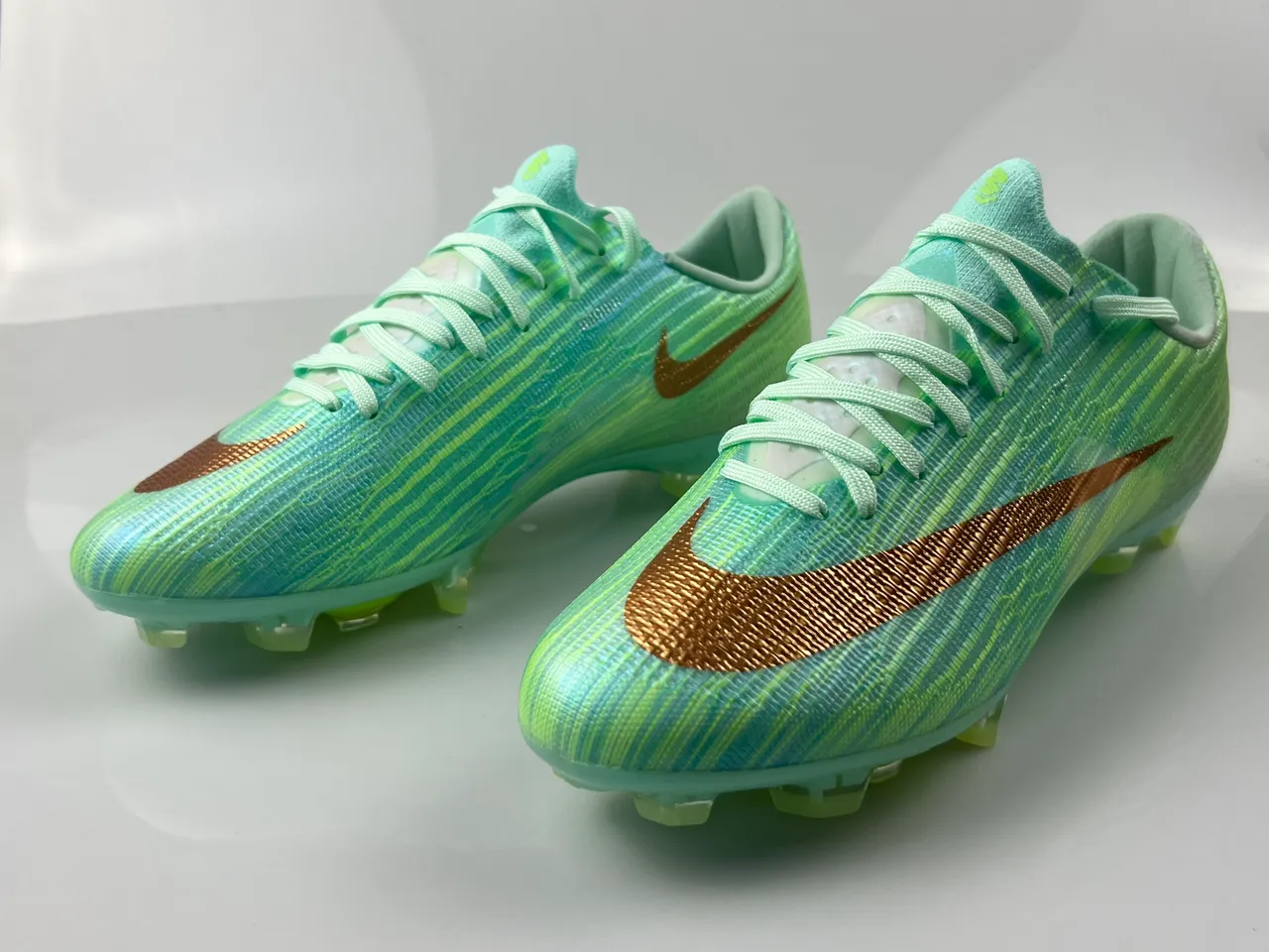 Sapatos de futebol Nike verde e dourado com upper de knit texturizado e Swoosh metálico para terreno firme 2