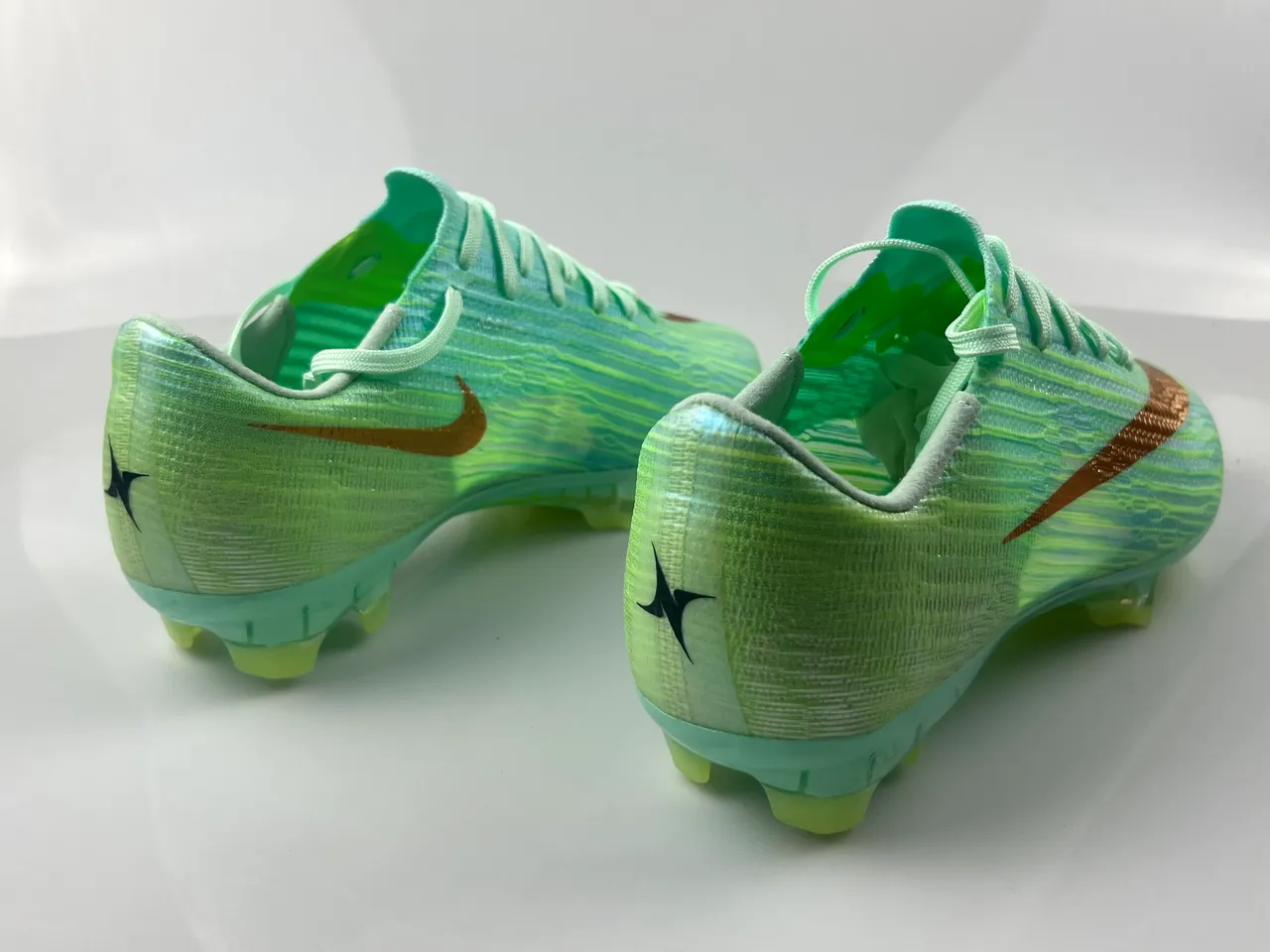 Sapatos de futebol Nike verde e dourado com upper de knit texturizado e Swoosh metálico para terreno firme 3