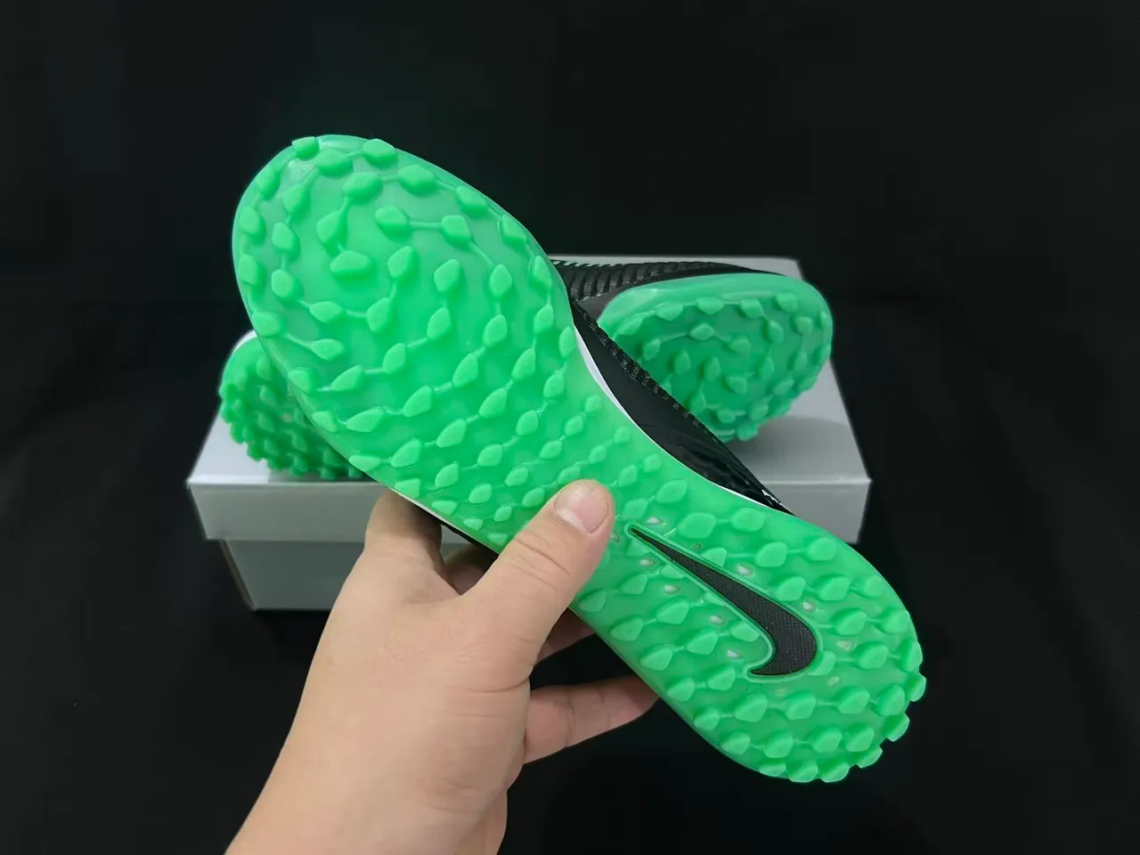 Nike Gripknit Turf 黑色和霓虹绿 足球鞋 9