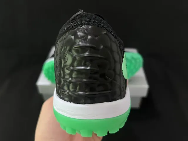Nike Gripknit Turf 黑色和霓虹绿 足球鞋 10