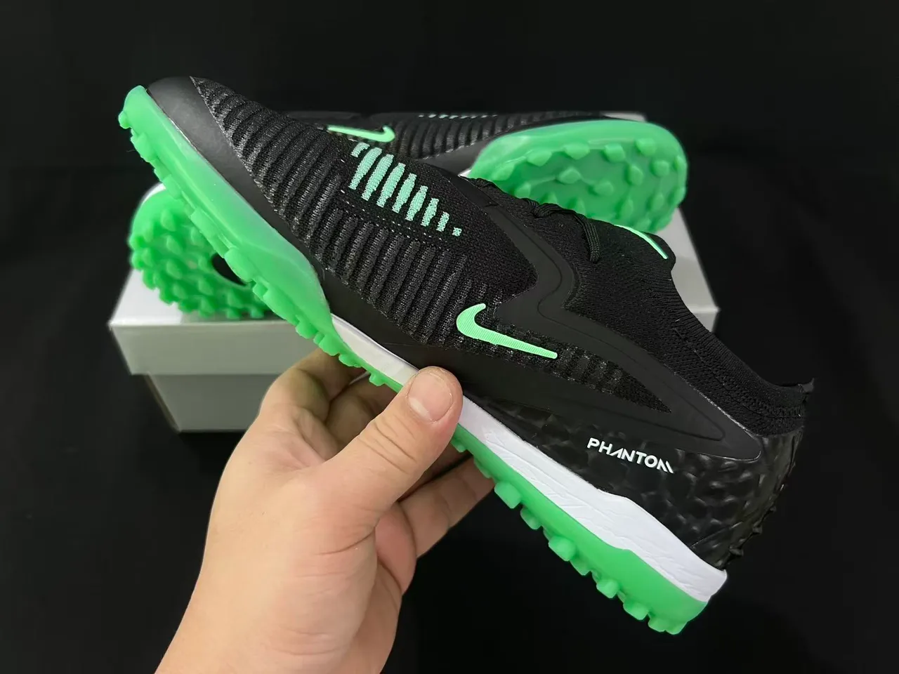 Nike Gripknit Turf 黑色和霓虹绿 足球鞋 11