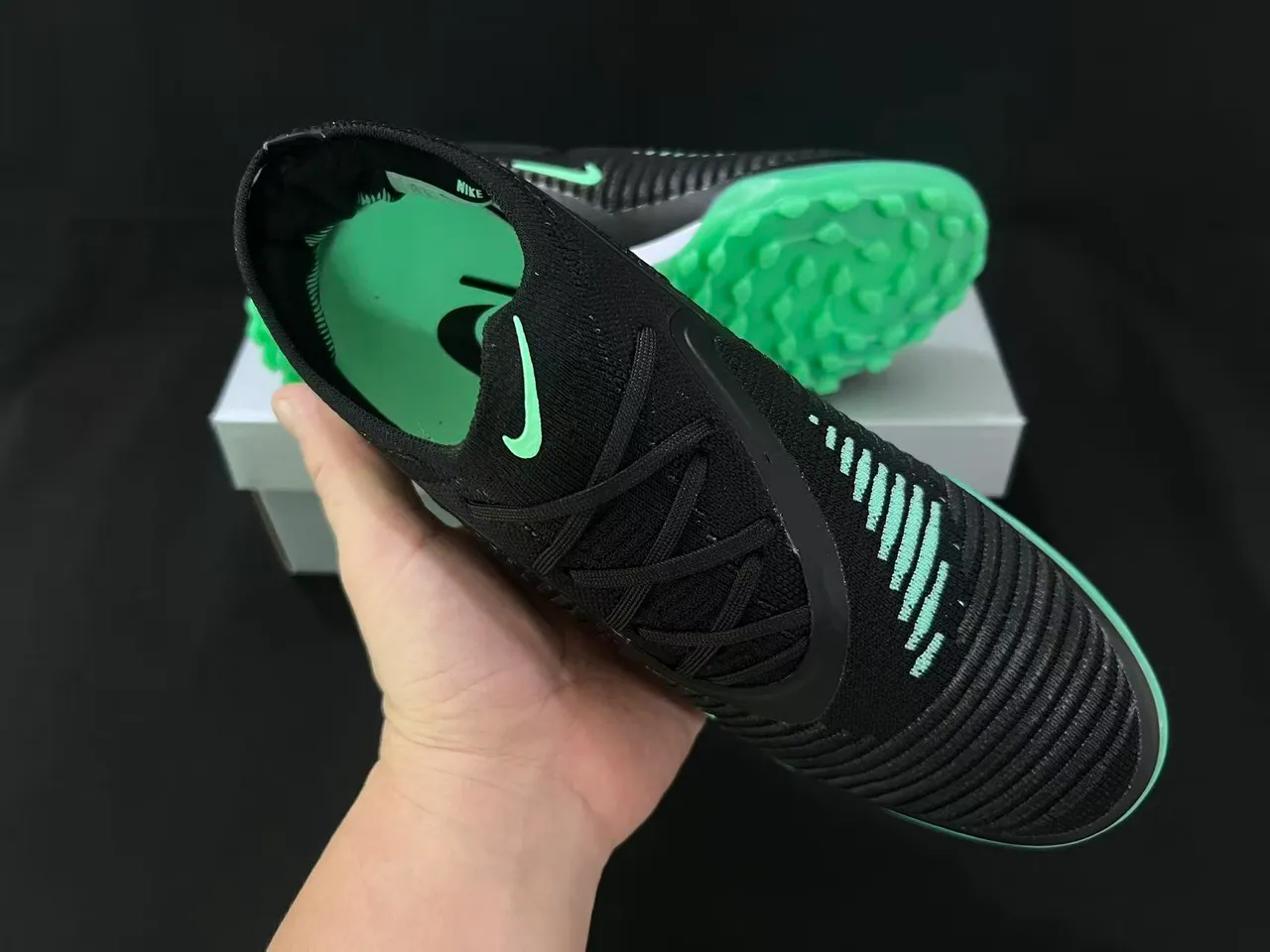 Nike Gripknit Turf 黑色和霓虹绿 足球鞋 12