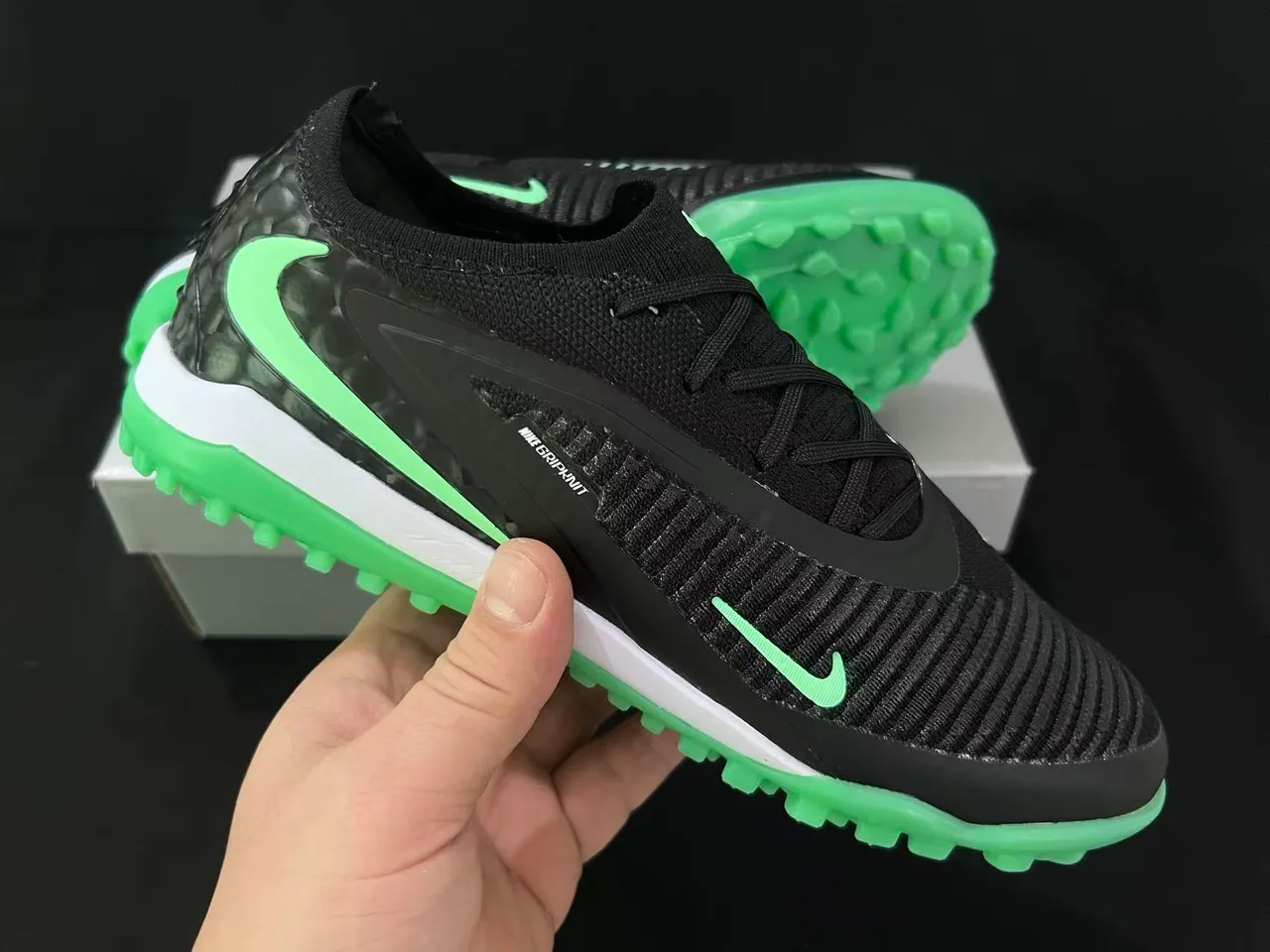 Nike Gripknit Turf 黑色和霓虹绿 足球鞋 13