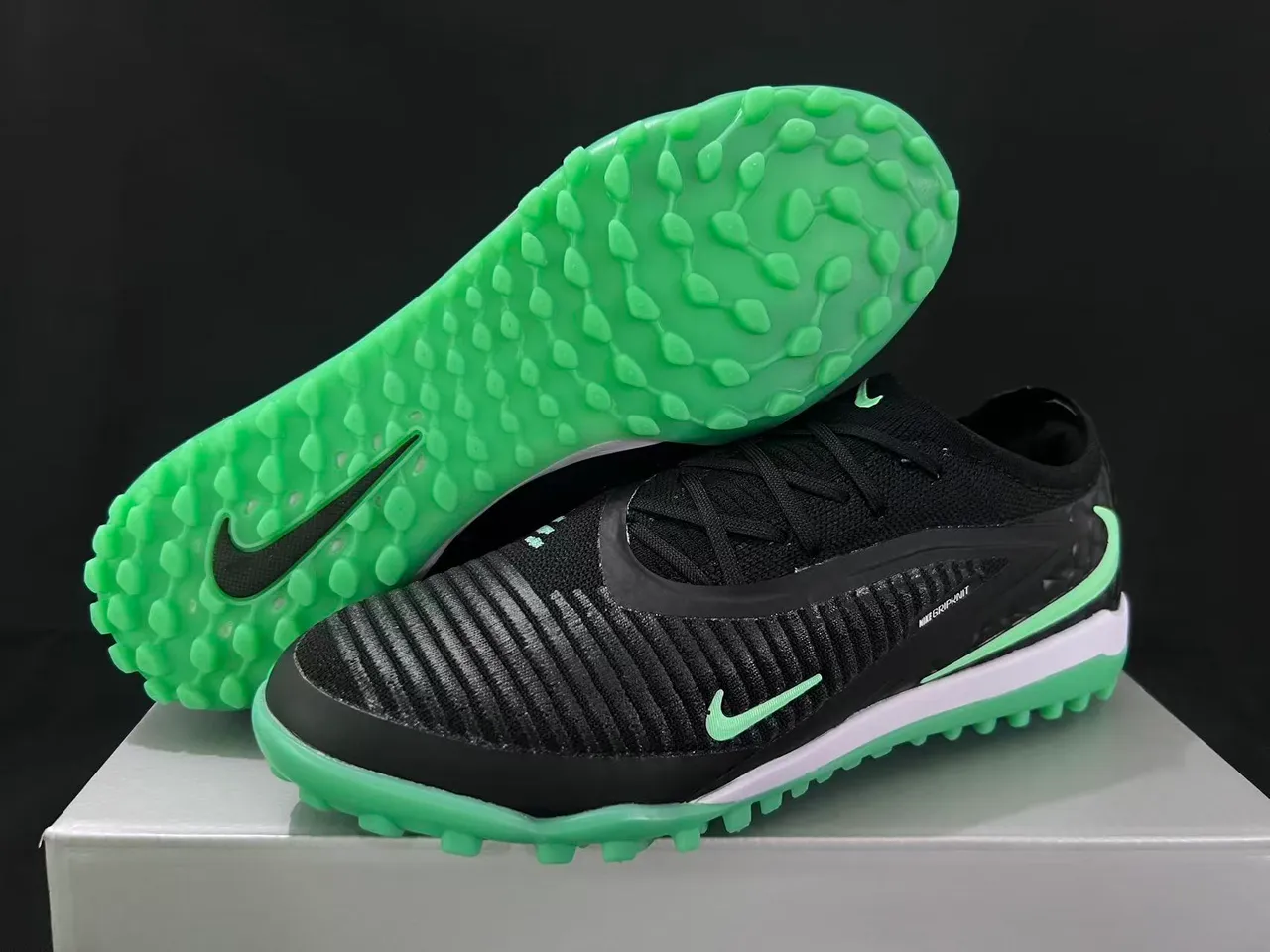 Nike Gripknit Turf 黑色和霓虹绿 足球鞋 15