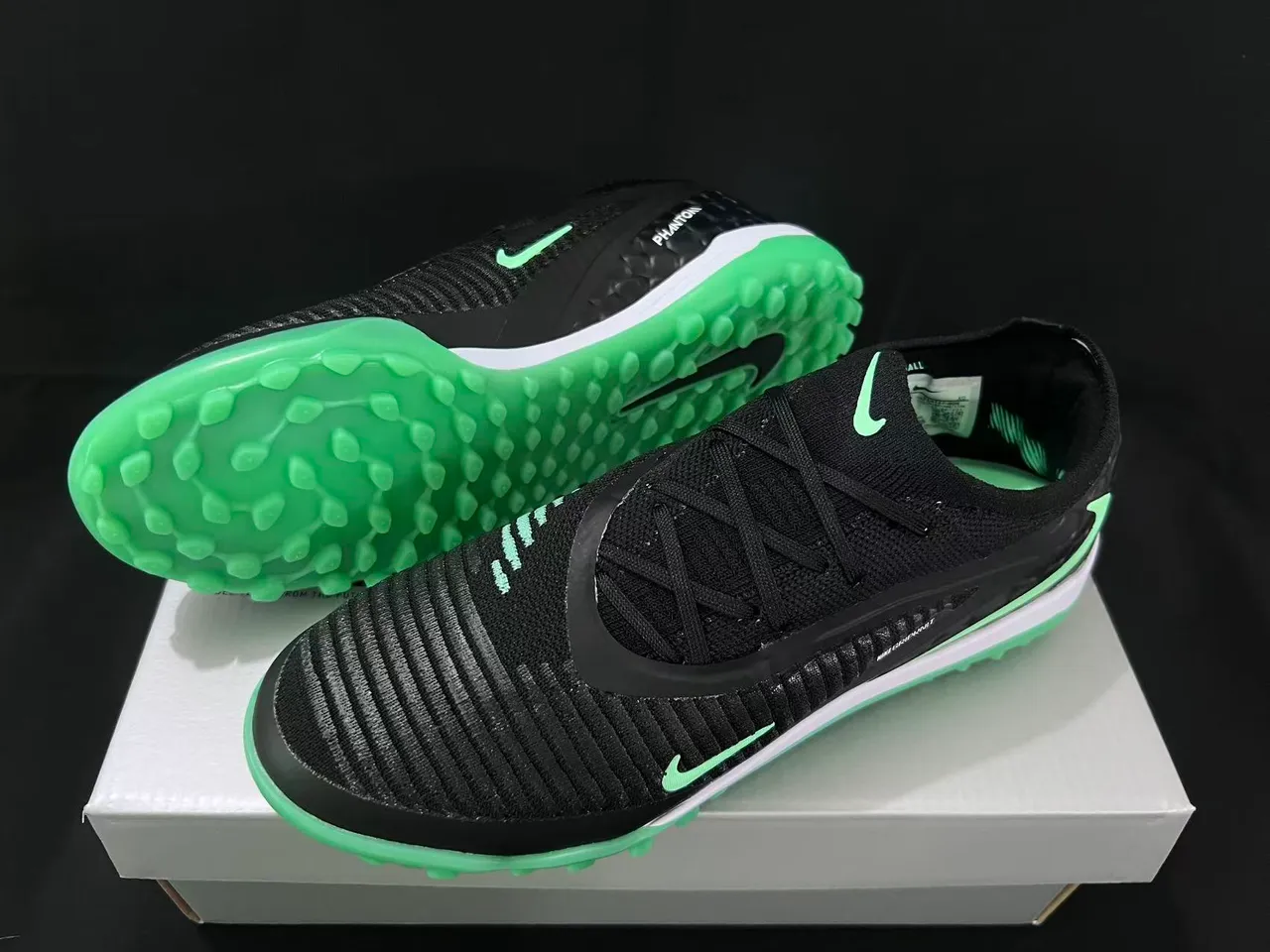 Nike Gripknit Turf 黑色和霓虹绿 足球鞋 16